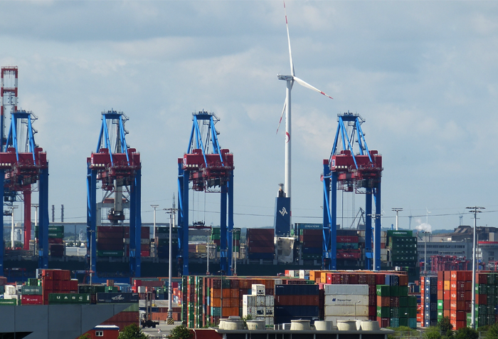 Windenergieanlage im Hamburger Hafen. Auch NRW-Industriegebiete müssen für die Windenergie genutzt werden.