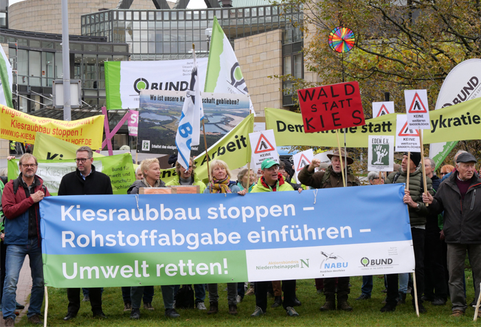 Demo vor dem Landtag in Düsseldorf: 100 Aktive von Bürgerinitiativen und Umweltverbänden haben heute für die Einführung der Rohstoffabgabe demonstriert. [Foto: Dario Deilmann]
