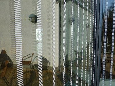 Ein hochwirksamens Muster gegen Vogelschlag an Glas. Zu finden am Bundesamt für Naturschutz (BfN) in Bonn.