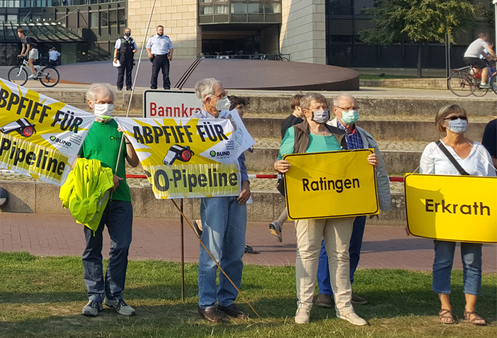 Protest gegen die CO-Pipeline vor dem Landtag. [Foto: Dirk Jansen]