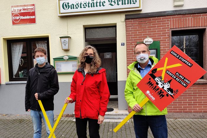 David Dresen (Alle Dörfer bleiben), Antje (Grothus (Klima-Allianz Deutschland) und Dirk Jansen (BUND) bei der Pressekonfernez in Erkelenz-Venrath. [Foto: Dario Deilmann]