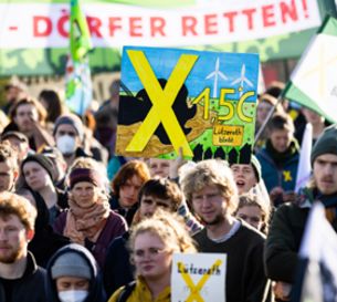 2.200 Menschen demonstrieren für Lützerath. [Foto: Jörg Farys, die.projektoren]