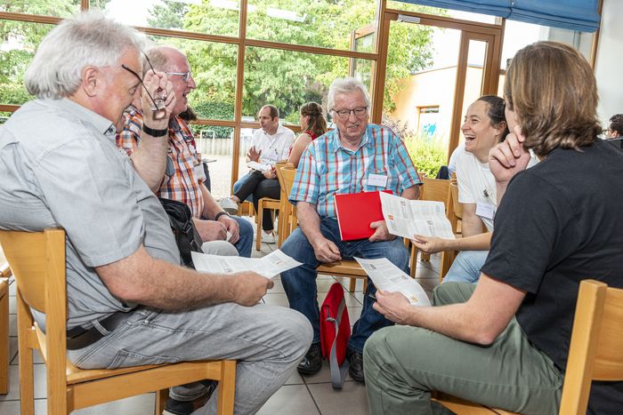 Rege Debatten auf der 6. Entwicklungskonferenz. [Foto: Hubert Perschke]