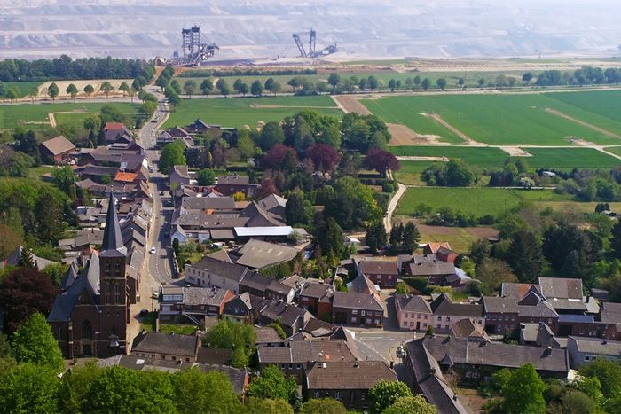 Braunkohlenbagger vor den Toren Keyenbergs