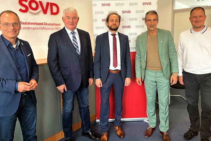 Dirk Jansen (Geschäftsleiter BUND NRW, Franz Schrewe, Jens Eschmann (Landesgeschäftsführer SoVD NRW), Holger Sticht und Klaus Domhan (stellv. Landesgeschäftsführer SoVD NRW). [Foto: Matthias Veit]