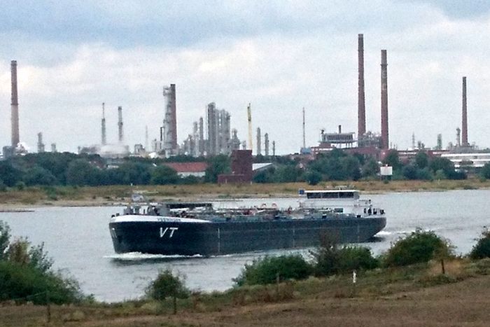 Binnenschiff auf dem Rhein bei Dormagen.