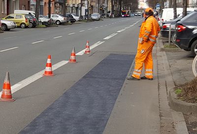 Trauriges Ende einer Umweltspur. Am 22. Februar wurden die Piktogramme in der Merowingerstraße übermalt. [Foto: Dirk Jansen]