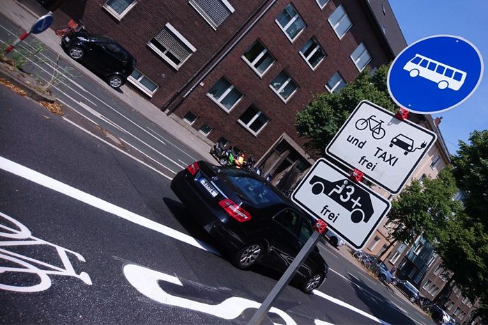 Vereinzelte Umweltspuren, wie hier in der Merowingerstraße in Düsseldorf, reichen nicht aus, um die Einhaltung der NO2-Grenzwerte zu garantieren.