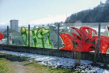 Legales Graffiti kann zur vogelfreundlichen Glasgestaltung genutzt werden. 