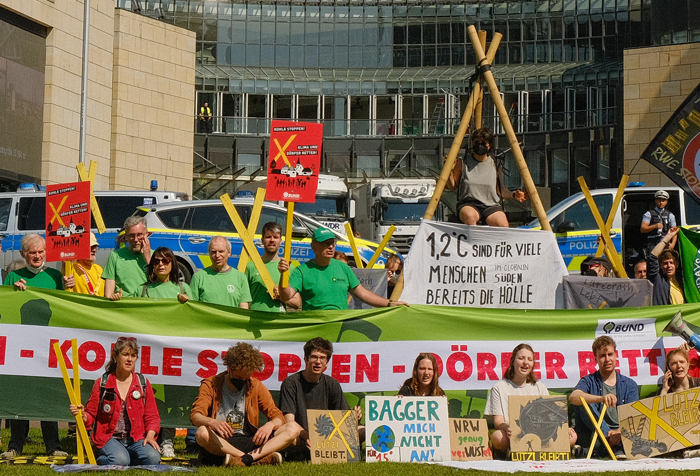 Symbolische Sitzblockade vor dem Landtag.[Foto: Christoph Schnüll]