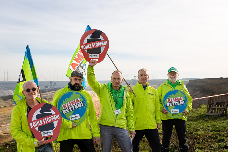BUND-Protest am Tagebau Garzweiler: Die Kohle unter Lützerath muss im Boden bleiben! [Foto: Jörg Farys, die.projektoren]