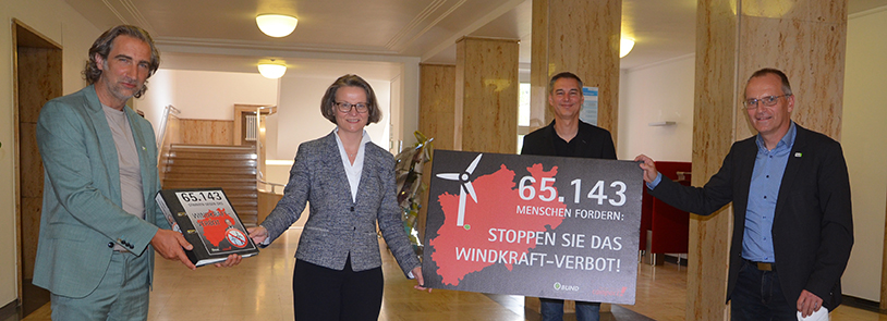 Unterschriftenübergabe an Ministerin Ina Scharrenbach mit (v.l.) Holger Sticht, Thomas Krämerkämper, Dirk Jansen. [Foto: Jochen Behrmann) 