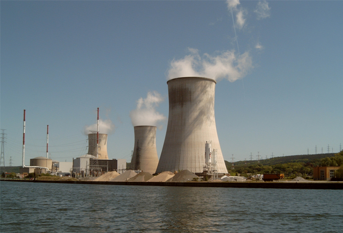 Kühltürme des Atomkraftwerks Tihange an der Maas bei Huy, Belgien. [Foto: Michielverbeek,  https://commons.wikimedia.org/wiki/user:Michielverbeek]