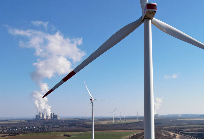 Strom aus Windenergieanlagen verdrängt die klimaschädliche Braunkohle. [Foto: Dirk Jansen