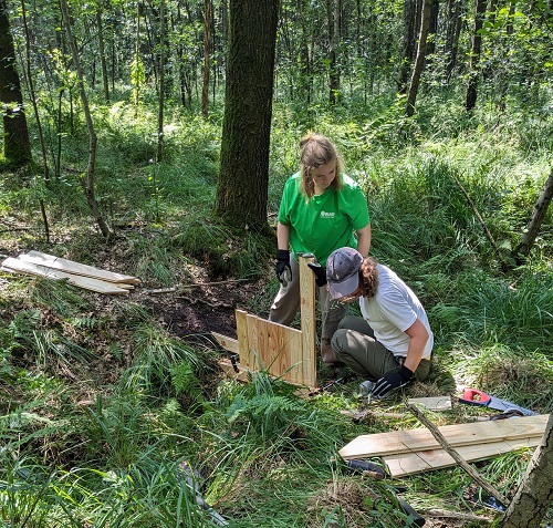 Bau eines Grabenverschlusses im Wald