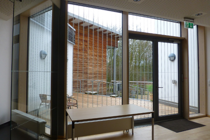 Vogelfreundlich nachgerüsteter Eingangsbereich des Bundesamtes für Naturschutz in Bonn.