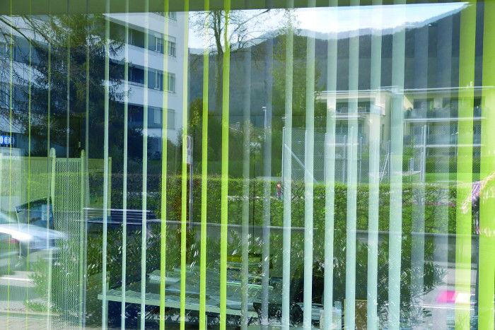 Lamellenvorhänge (Abstand höchtens 10 cm) können bei transparenten Fenstern als Vogelschutz dienen.
