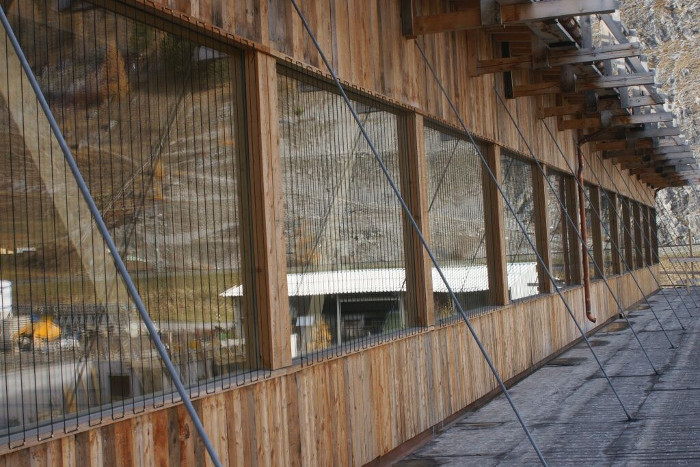 Bei Holzrahmen können Leinen/Drähte um Nägel im Fensterrahmen gespannt werden. Durch diese günstige Nachrüstung entsteht ein Streifenmuster vor dem Fenster.