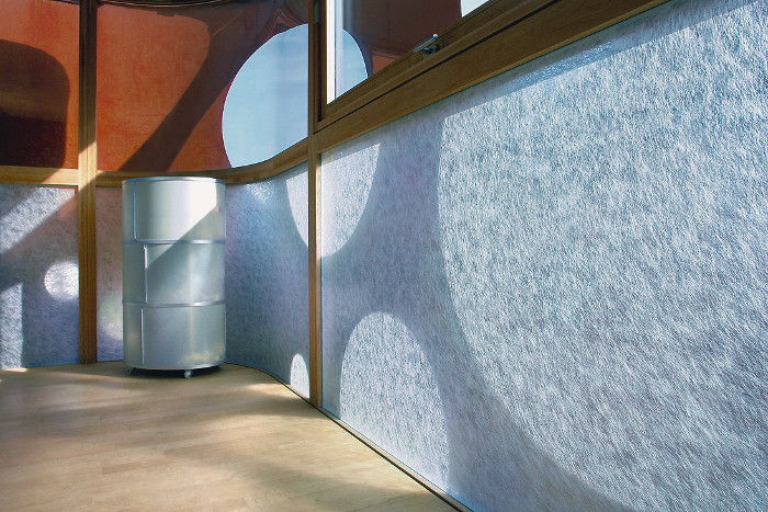 Textile, selbstklebende Folien von innen können bei transparenten Fensterns als Vogelschutz dienen.