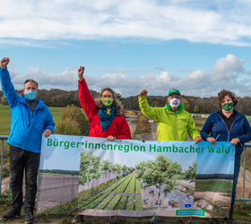 Andreas Büttgen und Antje Grothus von den Buirern für Buir fordern gemeinsam mit Dirk Jansen (BUND) und Dagmar Gerden aus Alt-Morschenich eine "Bürger*innenregion Hambacher Wald". [Foto: Hubert Perschke]