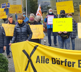 Anwohner*innen-Protest vor der Erkelenzer Stadthalle. [Foto: Dirk Jansen]