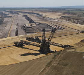 Der Braunkohlentagebau Garzweiler droht weitere Dörfer zu verschlingen. [Foto: Dirk Jansen]