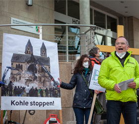 Dirk Jansen vom BUND bei der Mahnwache vor der Staatskanzlei in Düsseldorf. [Foto: J. Seidelmeyer, Die Lichtformer]