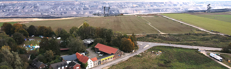 Der Tagebau Garzweiler frisst sich immer weiter an Lützerath heran. [Foto: Dirk Jansen]