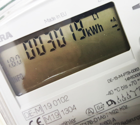 Erneuerbare Energien sind ein Beitrag zur Senkung der Strompreise. Energiesparen hilft auch. [Foto: Dirk Jansen]
