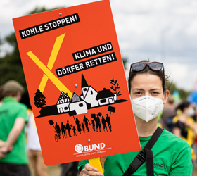 BUND-Protest gegen Dörfer-Zerstörung. [Foto: Jörg Farys]