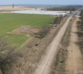Verbindungsstrukturen wie die alte Autobahn A 4 am Tagebau Hambach sind wichtige Elemente eines Biotopverbundes. [Foto: Dirk Jansen] 