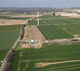 Die L12 und 7 Windenergieanlagen sollen dem Tagebau Garzweiler weichen. [Foto: D. Jansen]