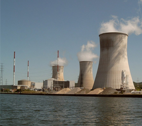 Kühltürme des Kernkraftwerks Tihange an der Maas bei Huy, Belgien. [Foto: Michielverbeek]